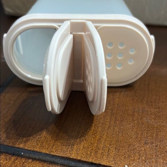 Tupperware Storage Container with Secure Lid 1846-17 - Picture 3 of 5